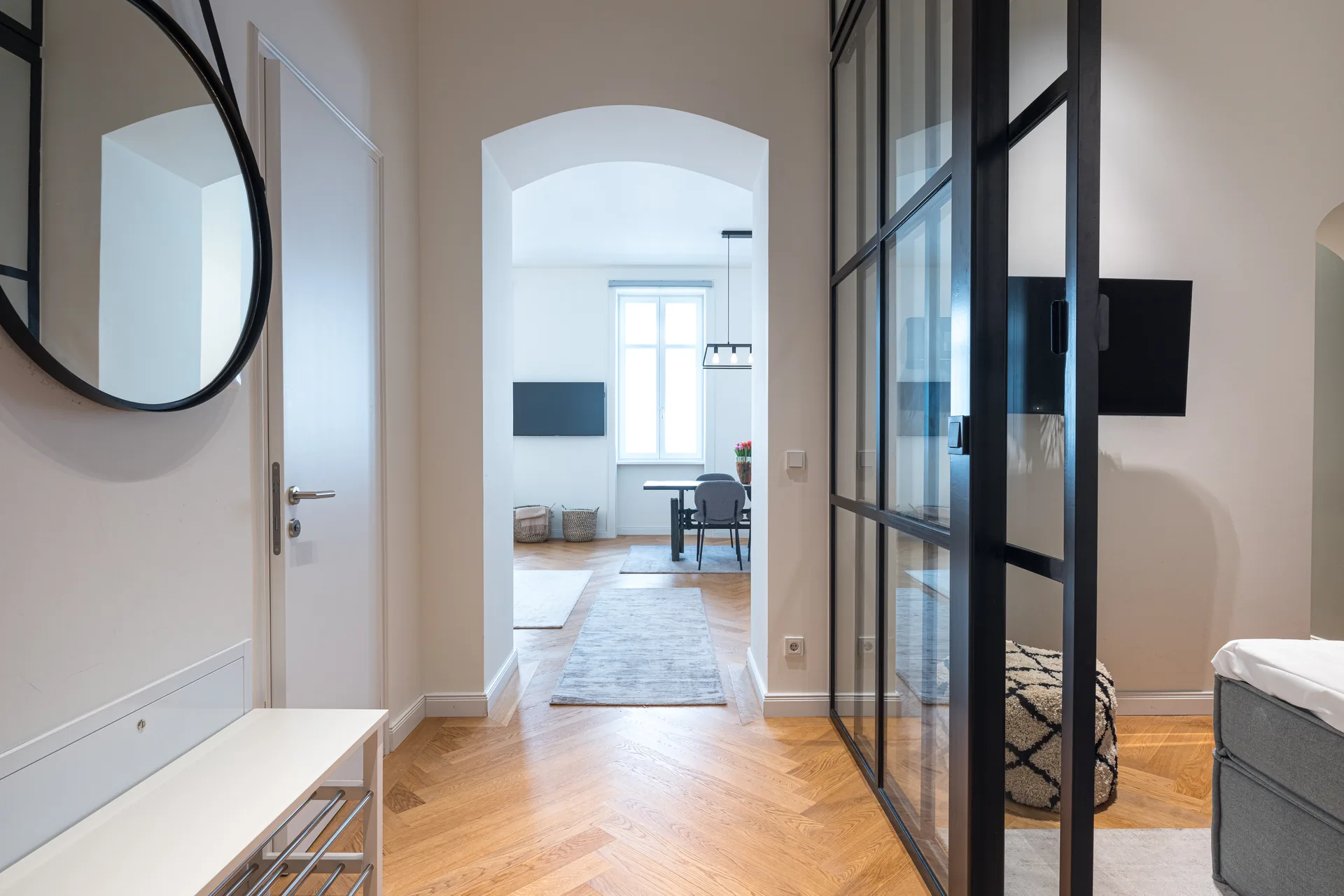 Double Mint — entrance hall with arch and glass partition